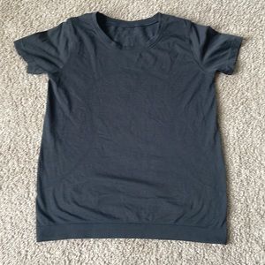 Lululemon shortsleeve athletic top